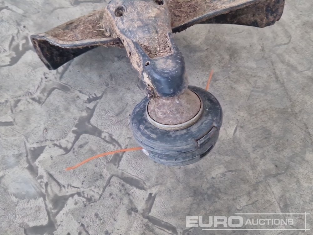 Makita Petrol Strimmer - Équipement de garage: photos 5 Makita Petrol Strimmer - Équipement de garage: photos 5