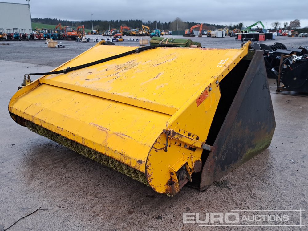 90" Loading Bucket/Sweeper to suit ManitouTelehandler - Matériel de manutention: photos 1 90" Loading Bucket/Sweeper to suit ManitouTelehandler - Matériel de manutention: photos 1