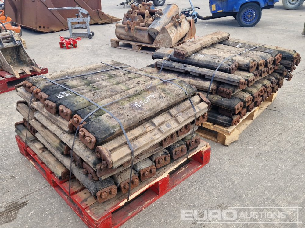 Pallet of 800mm Rubber Block Pads (2 of) - Chenille pour Engins de chantier: photos 1 Pallet of 800mm Rubber Block Pads (2 of) - Chenille pour Engins de chantier: photos 1