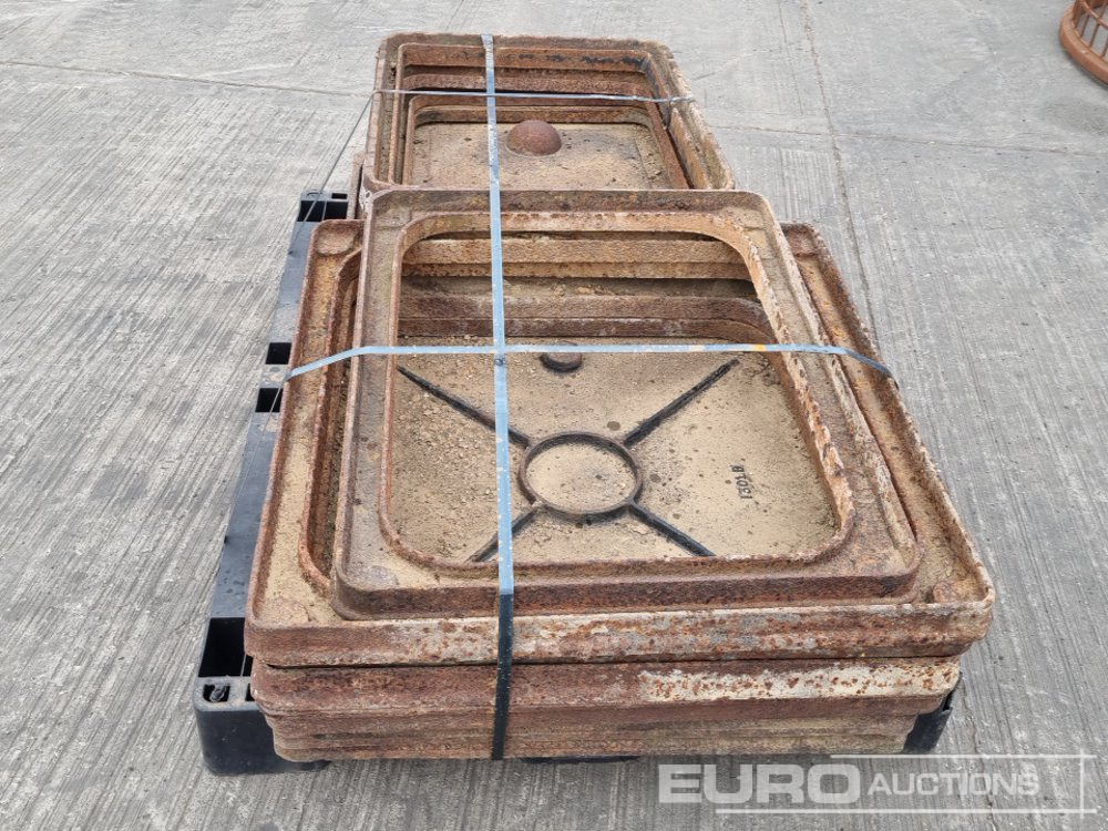 Pallet of Manhole Covers & Inserts - Matériel de chantier: photos 2 Pallet of Manhole Covers & Inserts - Matériel de chantier: photos 2