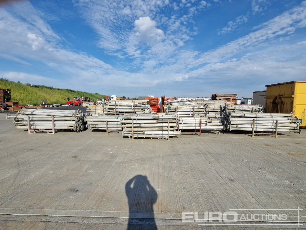 Stillage of Adjustable Acrow Props (12 of) - Matériel de chantier: photos 2 Stillage of Adjustable Acrow Props (12 of) - Matériel de chantier: photos 2