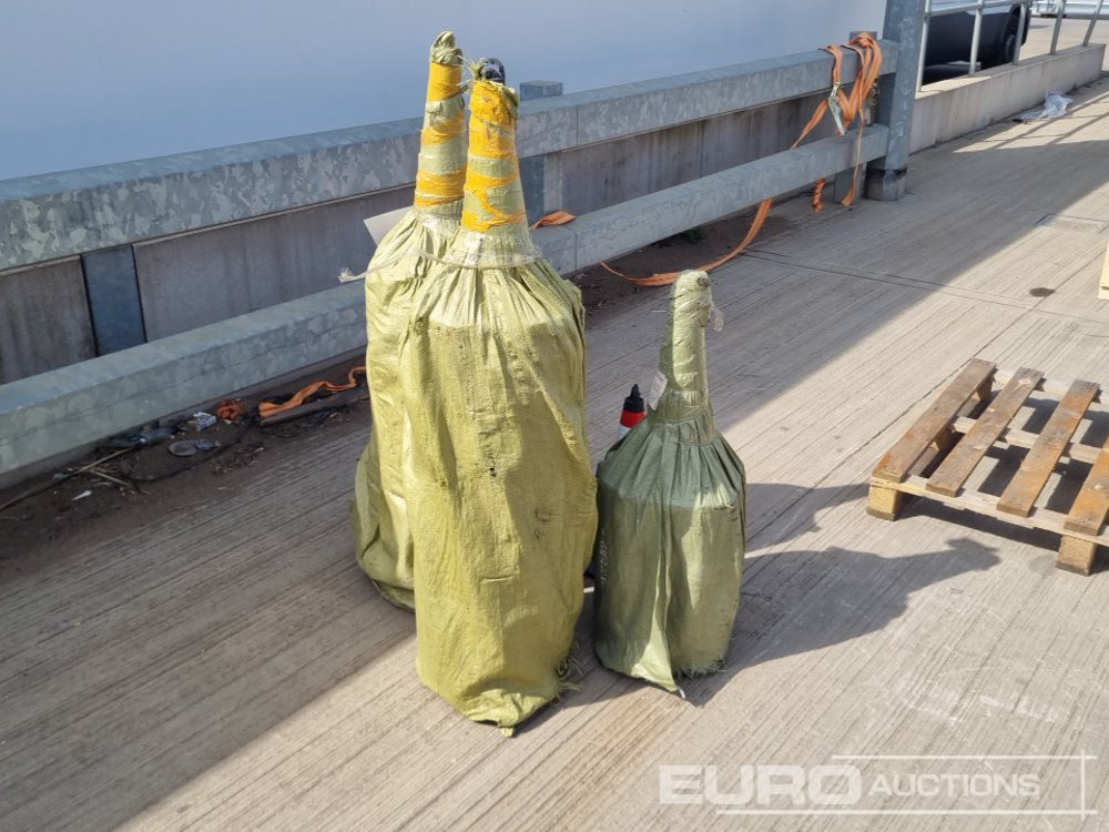 Unused 2025 XY Traffic Cones (100 of) - Matériel de chantier: photos 3 Unused 2025 XY Traffic Cones (100 of) - Matériel de chantier: photos 3