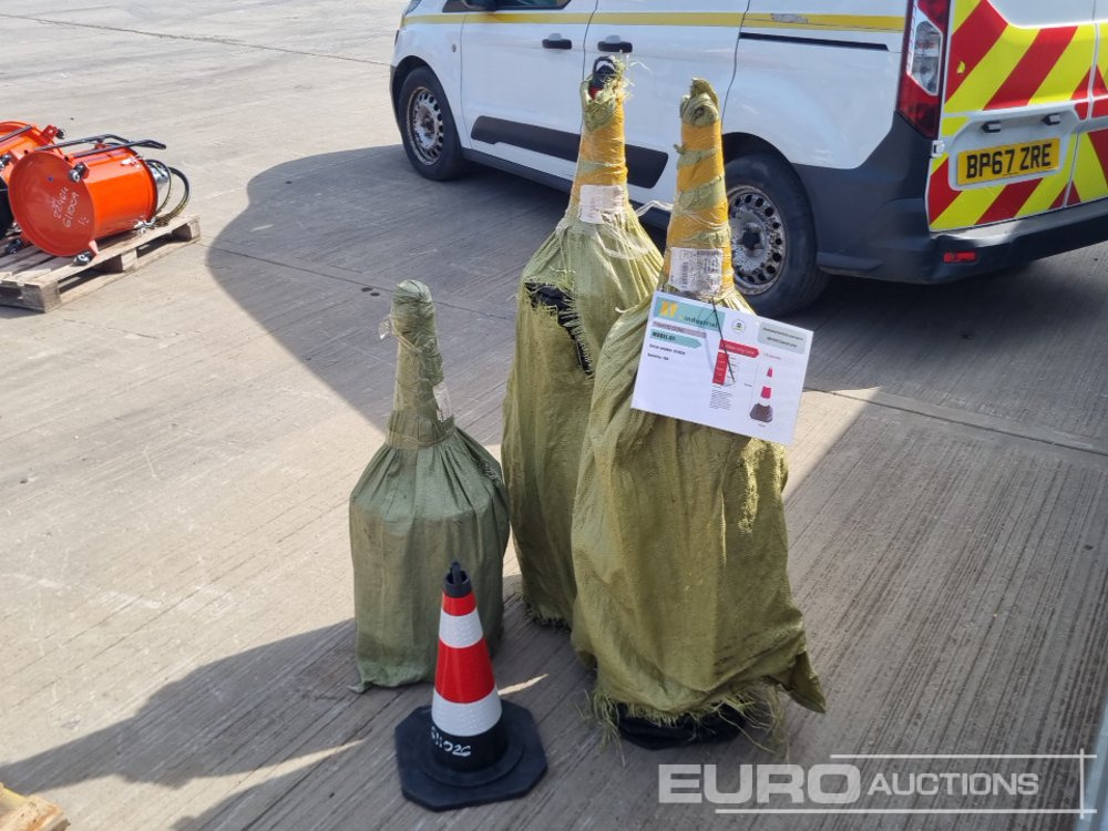 Unused 2025 XY Traffic Cones (100 of) - Matériel de chantier: photos 1 Unused 2025 XY Traffic Cones (100 of) - Matériel de chantier: photos 1