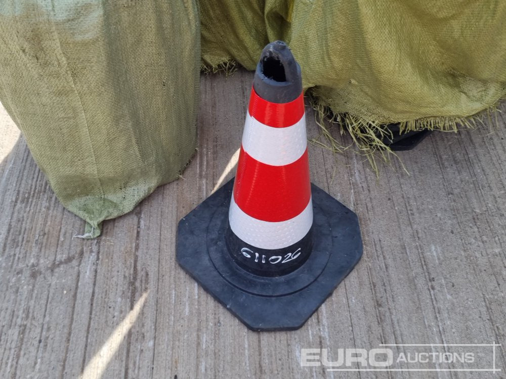 Unused 2025 XY Traffic Cones (100 of) - Matériel de chantier: photos 5 Unused 2025 XY Traffic Cones (100 of) - Matériel de chantier: photos 5