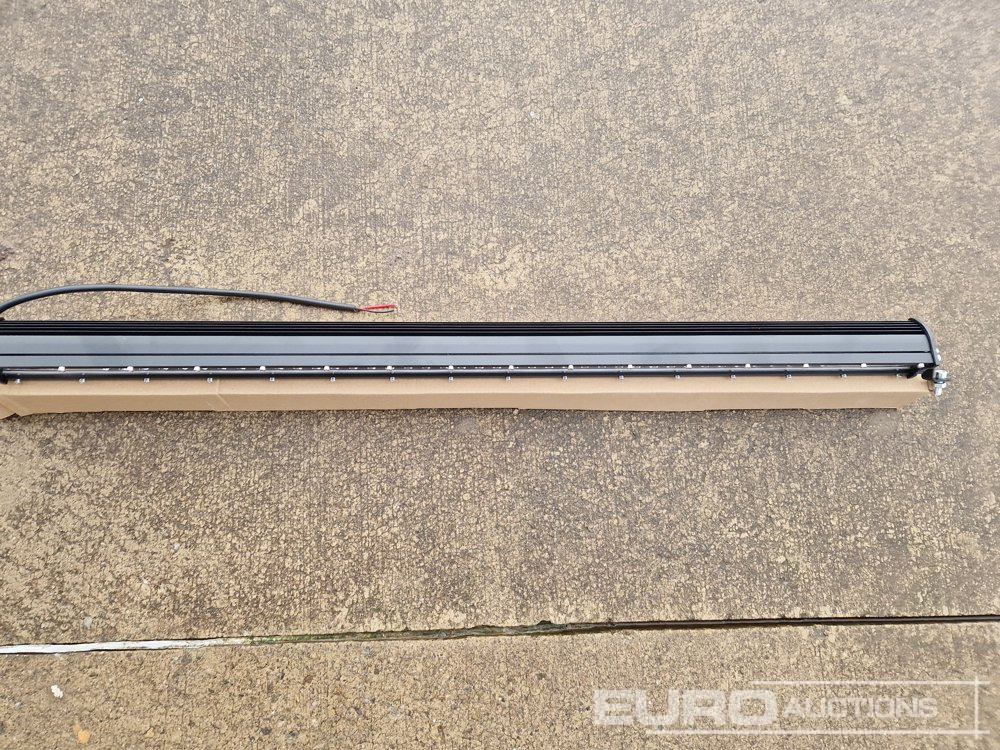 Équipement de garage Unused 32" 300W Combo Beam LED Light Bar, Mounting Brackets, IP68 Waterproof: photos 6