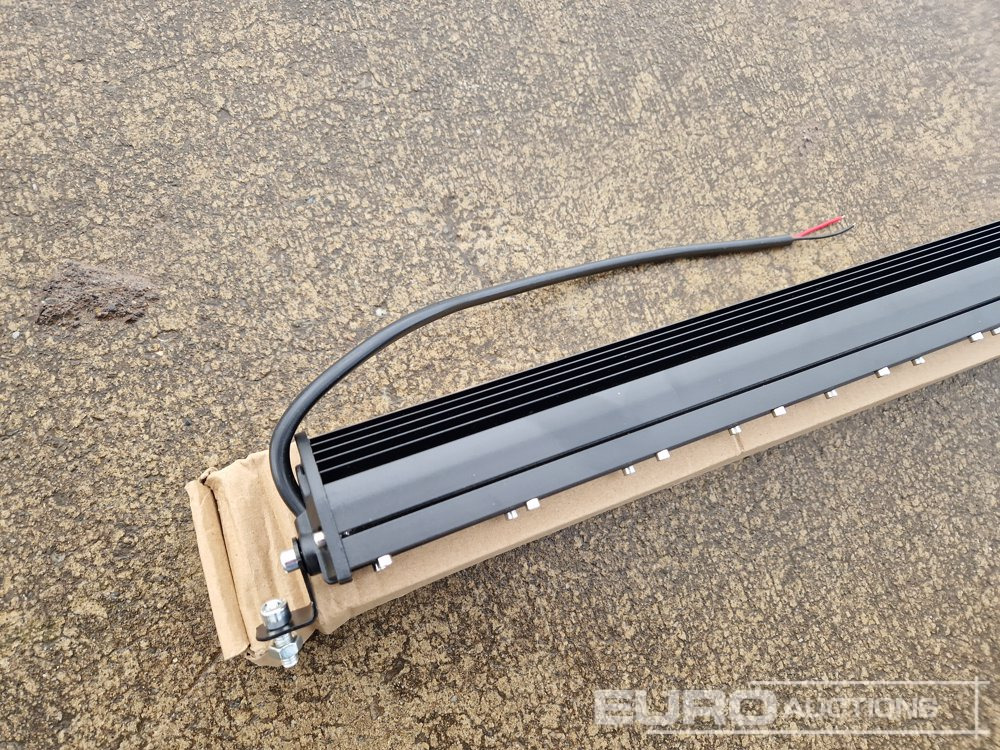 Équipement de garage Unused 32" 300W Combo Beam LED Light Bar, Mounting Brackets, IP68 Waterproof: photos 7