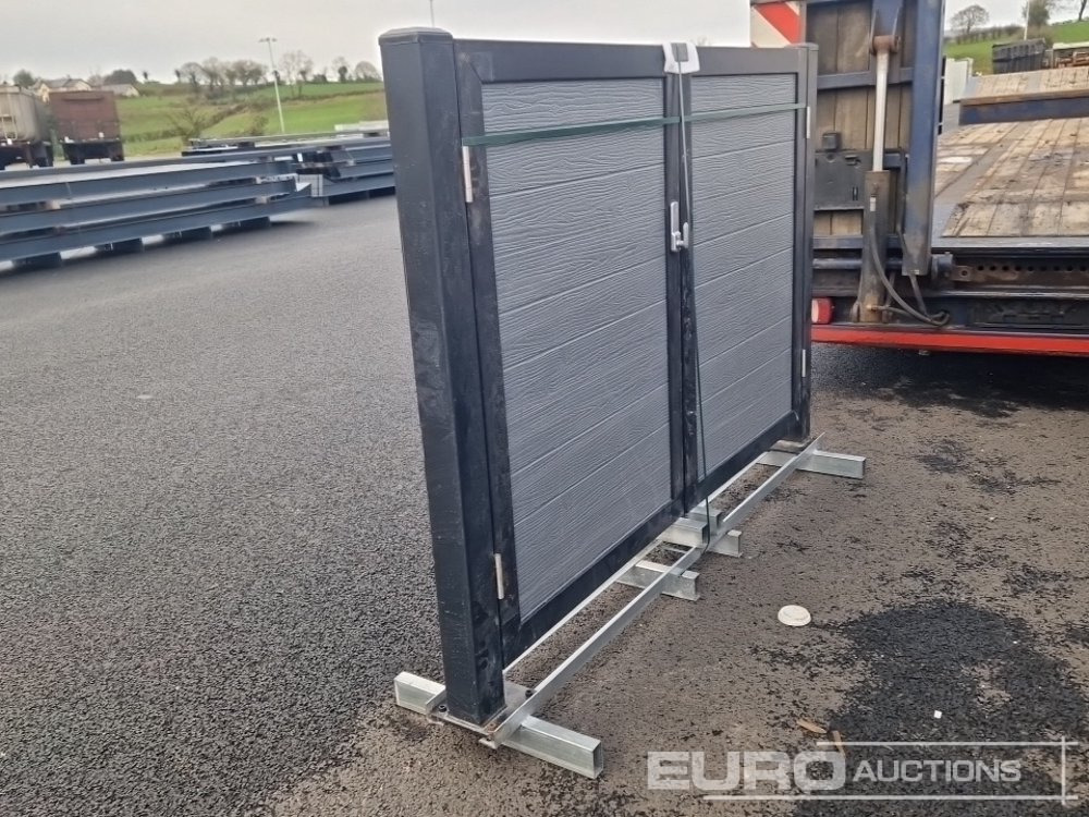 Unused 6' 6" Double Gate & Posts - Matériel de chantier: photos 2 Unused 6' 6" Double Gate & Posts - Matériel de chantier: photos 2