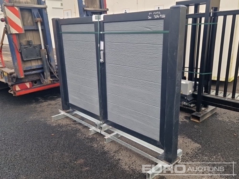 Unused 6' 6" Double Gate & Posts - Matériel de chantier: photos 1 Unused 6' 6" Double Gate & Posts - Matériel de chantier: photos 1