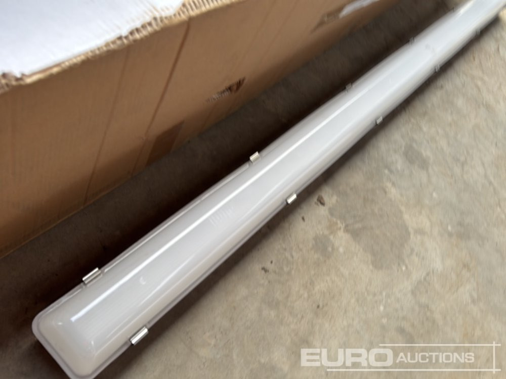 Unused 6' LED Ceiling Lights (6 of) - Équipement de garage: photos 4 Unused 6' LED Ceiling Lights (6 of) - Équipement de garage: photos 4