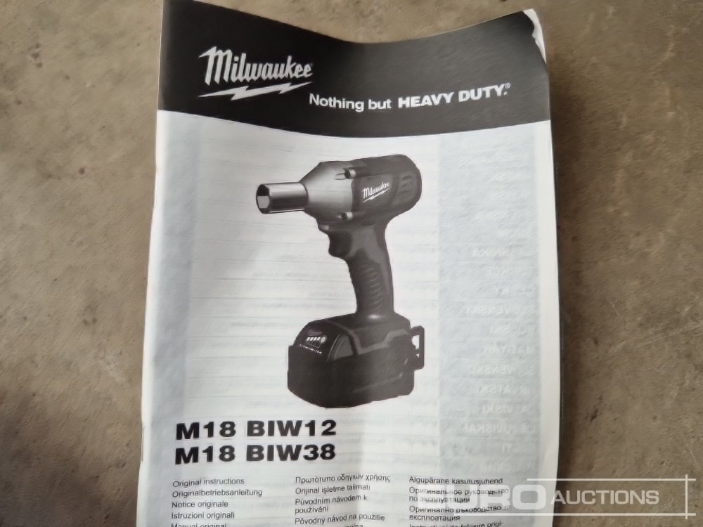 Matériel de chantier Unused Milwaukee M18 1/2 Cordless Impact Wrench (Body Only): photos 12