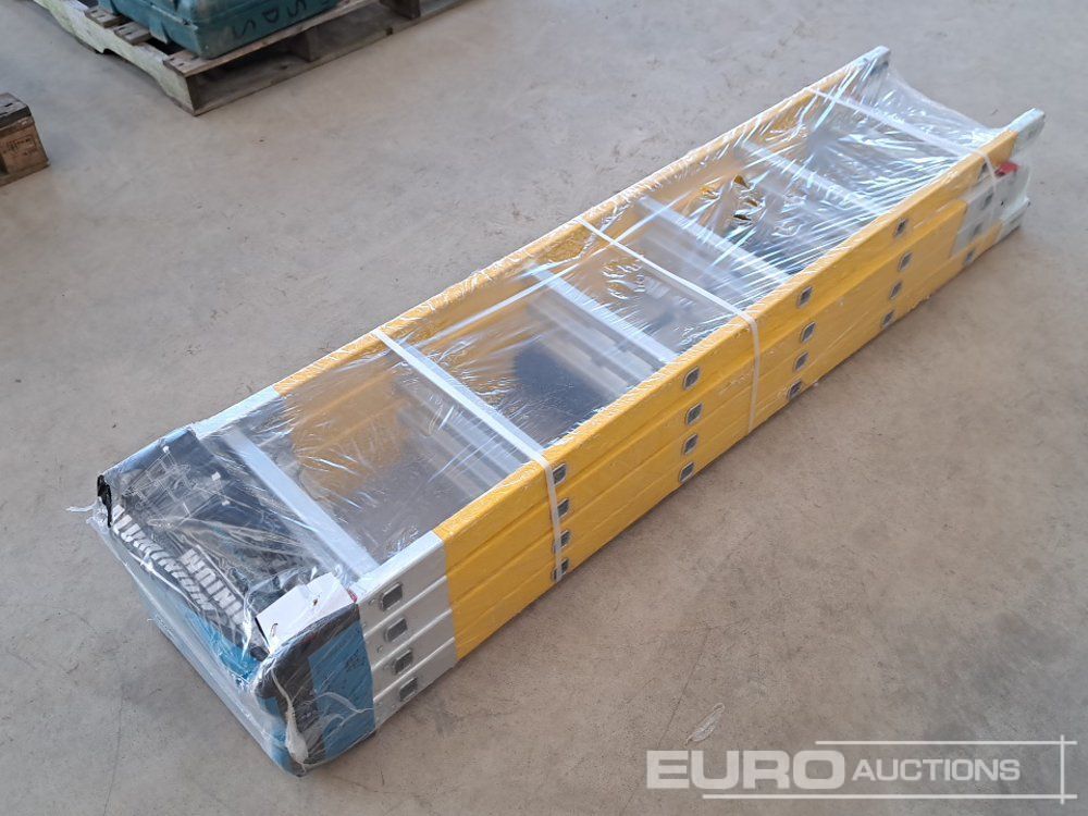 Unused Multipurpose Fibreglass Step Ladder - Équipement de garage: photos 1 Unused Multipurpose Fibreglass Step Ladder - Équipement de garage: photos 1