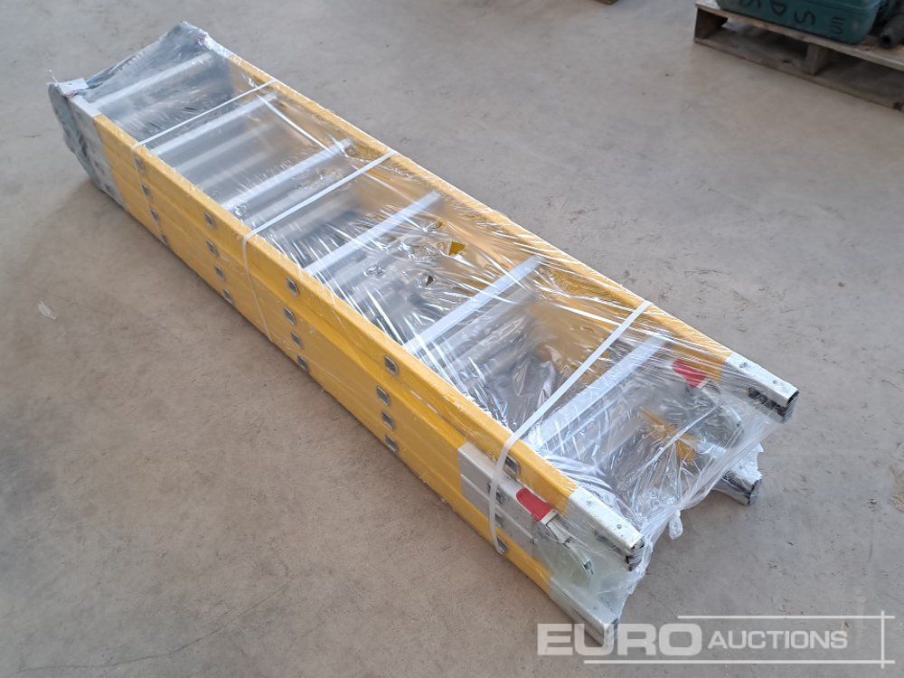 Unused Multipurpose Fibreglass Step Ladder - Équipement de garage: photos 2 Unused Multipurpose Fibreglass Step Ladder - Équipement de garage: photos 2