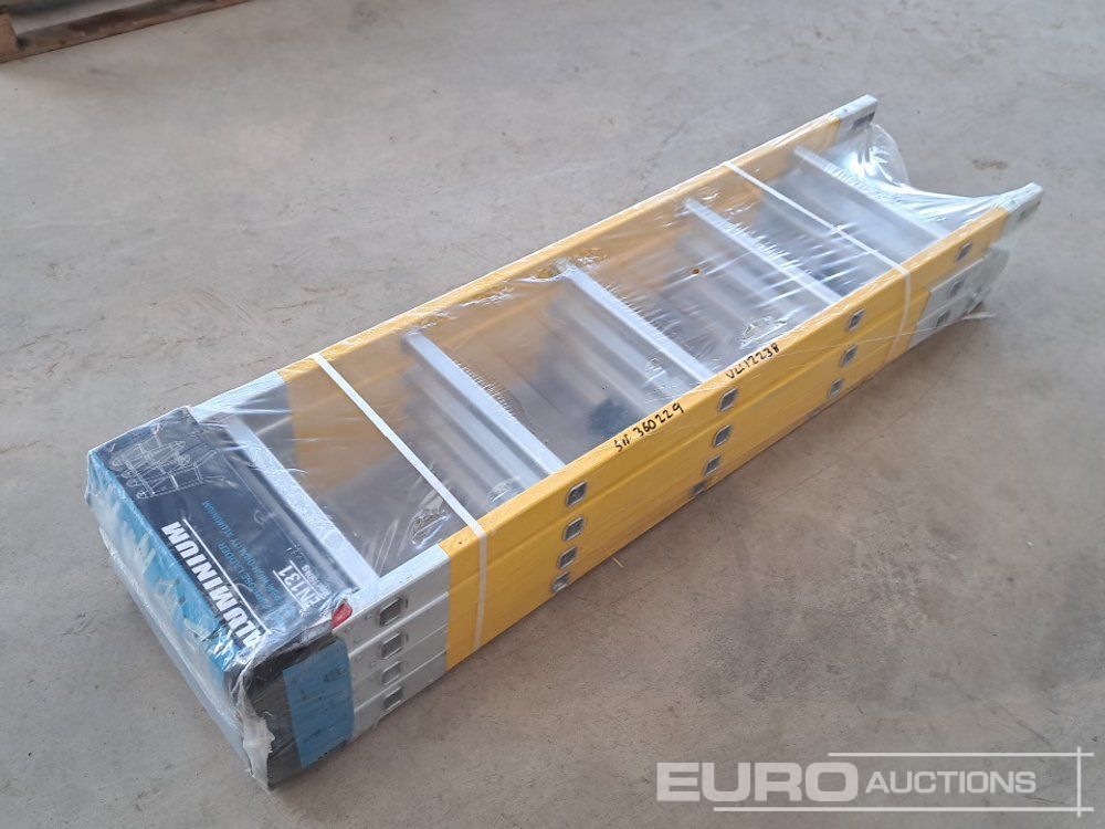 Unused Multipurpose Fibreglass Step Ladder - Équipement de garage: photos 1 Unused Multipurpose Fibreglass Step Ladder - Équipement de garage: photos 1