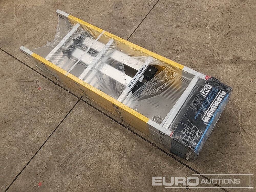 Unused Multipurpose Fibreglass Step Ladder - Équipement de garage: photos 2 Unused Multipurpose Fibreglass Step Ladder - Équipement de garage: photos 2