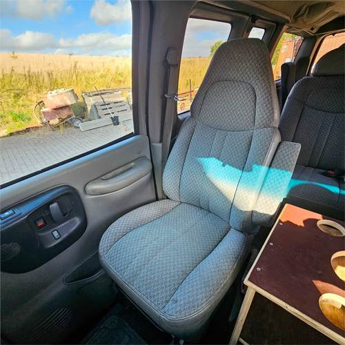 Transport de personnes Chevrolet Express Van 2500: photos 10