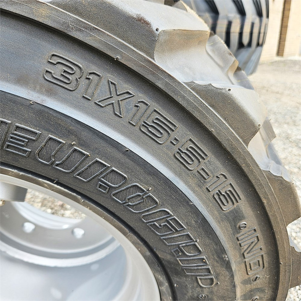 Giant 31X15,5-15 - Roue complète pour Engins de chantier: photos 3 Giant 31X15,5-15 - Roue complète pour Engins de chantier: photos 3