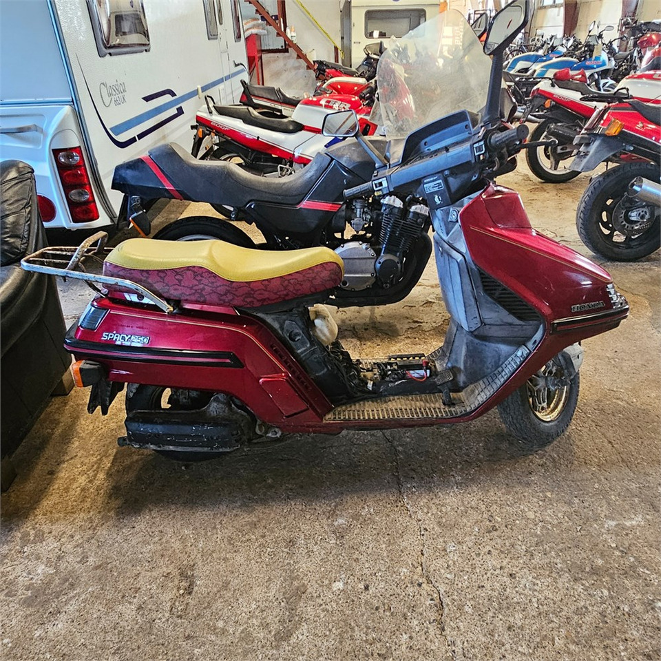 Honda 250 Spacy - Motocyclette: photos 2 Honda 250 Spacy - Motocyclette: photos 2