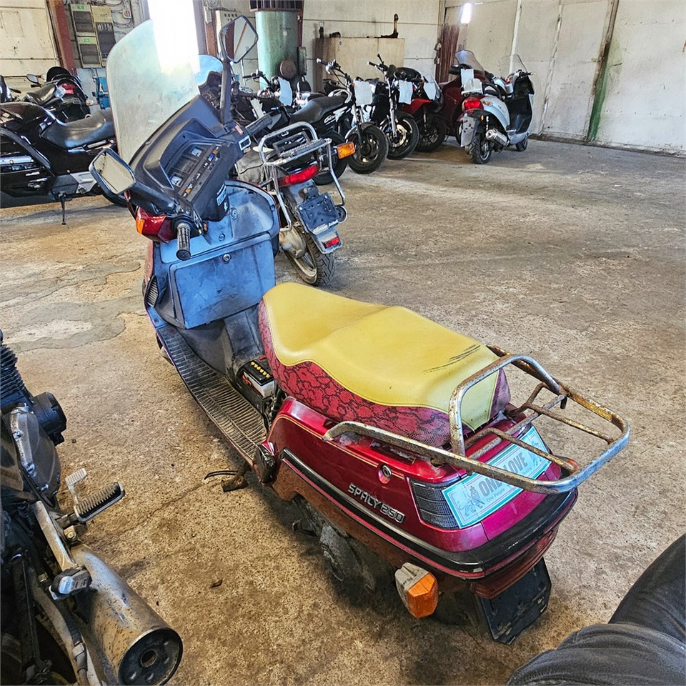 Honda 250 Spacy - Motocyclette: photos 4 Honda 250 Spacy - Motocyclette: photos 4