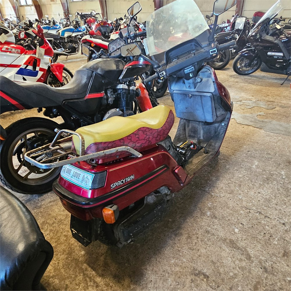 Honda 250 Spacy - Motocyclette: photos 3 Honda 250 Spacy - Motocyclette: photos 3