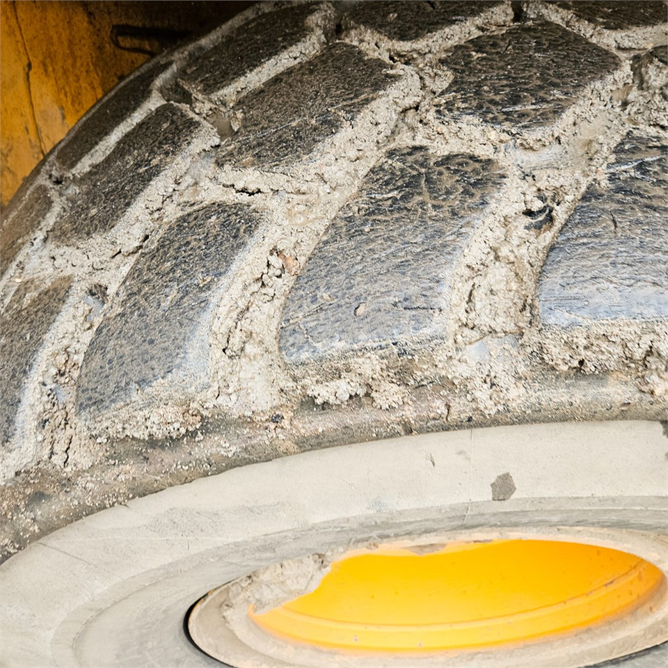 Chargeuse sur pneus JCB 437HT T4: photos 38