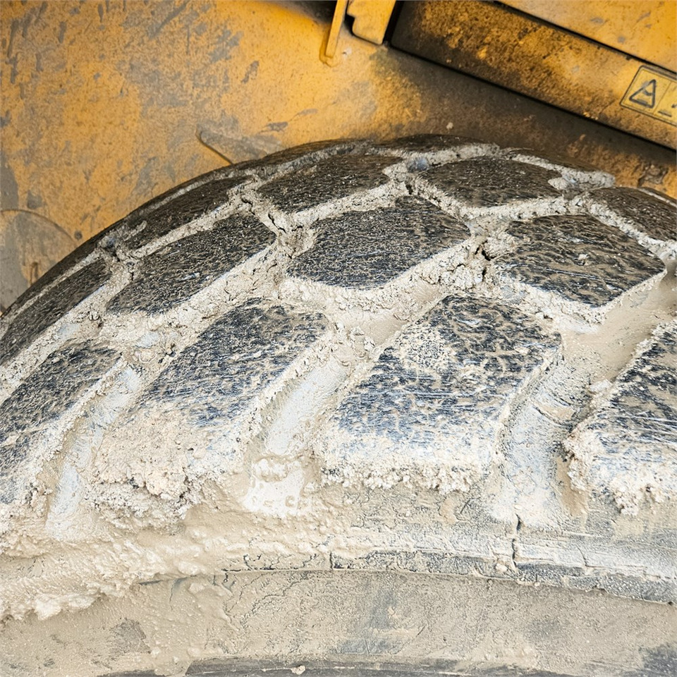 Chargeuse sur pneus JCB 437HT T4: photos 32