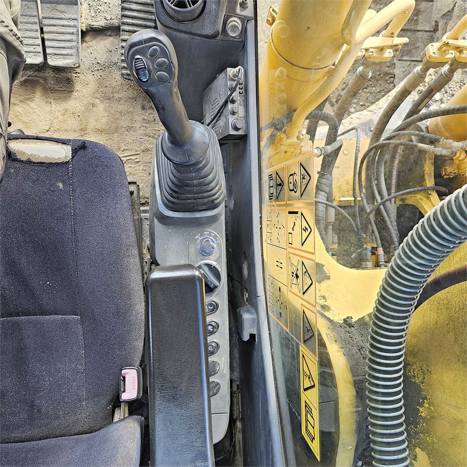 Pelle sur chenille Komatsu PC240 LC-8: photos 13