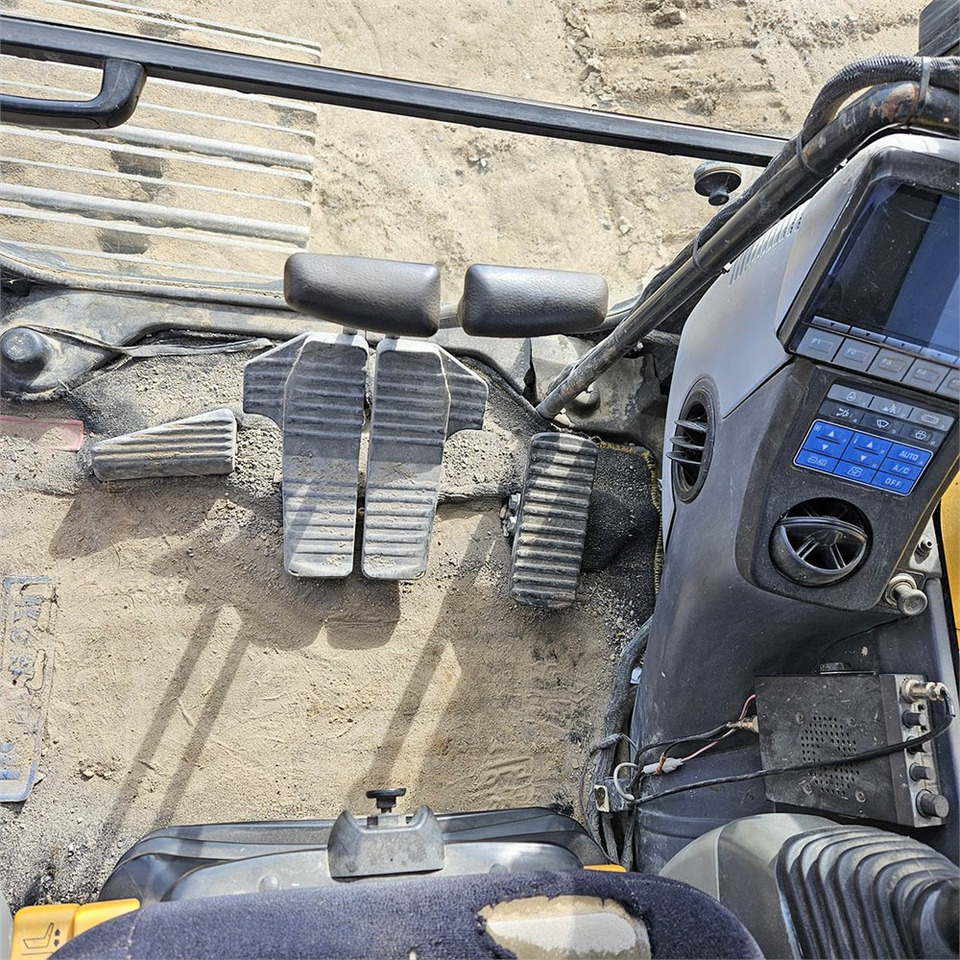 Pelle sur chenille Komatsu PC240 LC-8: photos 18