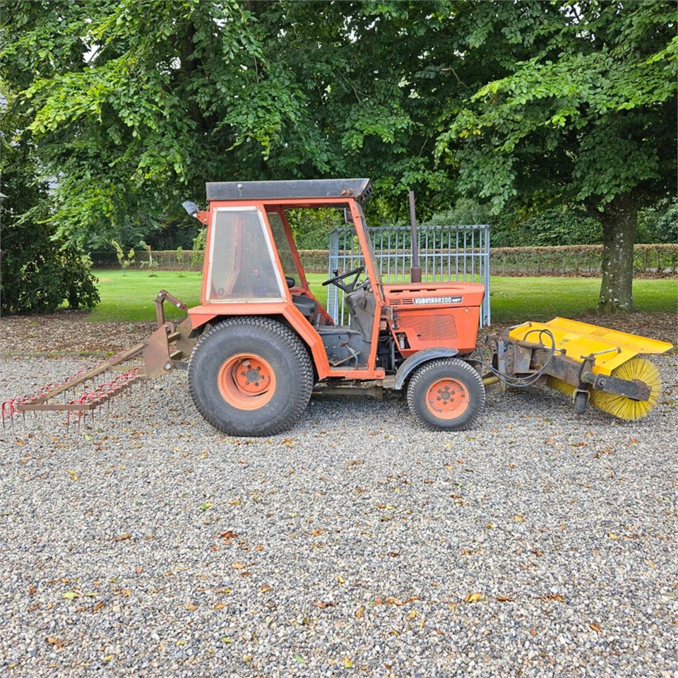 Kubota B8200 - Tracteur communal: photos 4 Kubota B8200 - Tracteur communal: photos 4