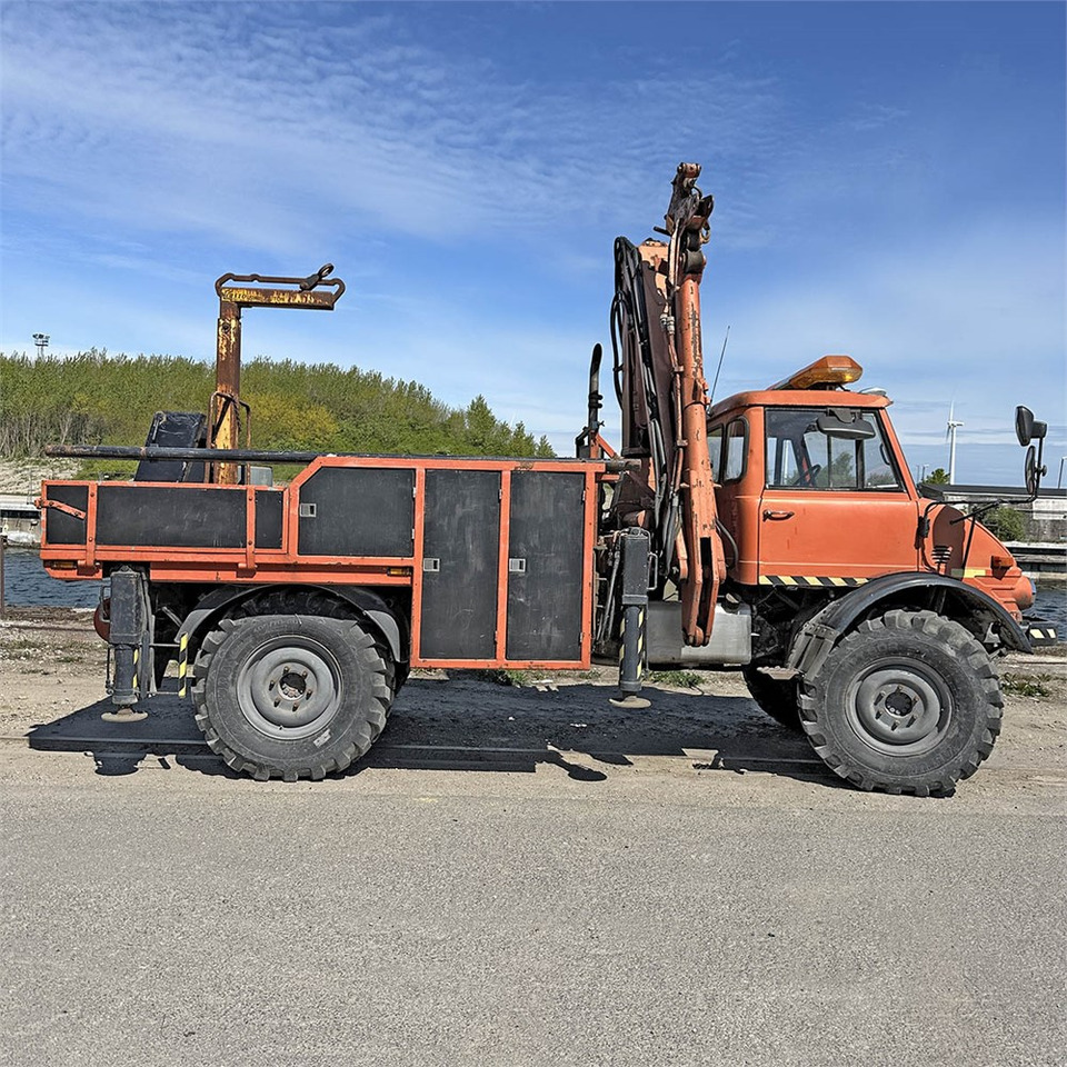 Mercedes Unimog 116 - Camion grue: photos 3 Mercedes Unimog 116 - Camion grue: photos 3
