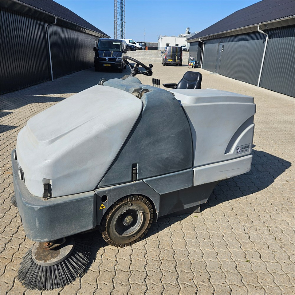 Nilfisk SR1601 B Maxi - Balayeuse industrielle: photos 1 Nilfisk SR1601 B Maxi - Balayeuse industrielle: photos 1