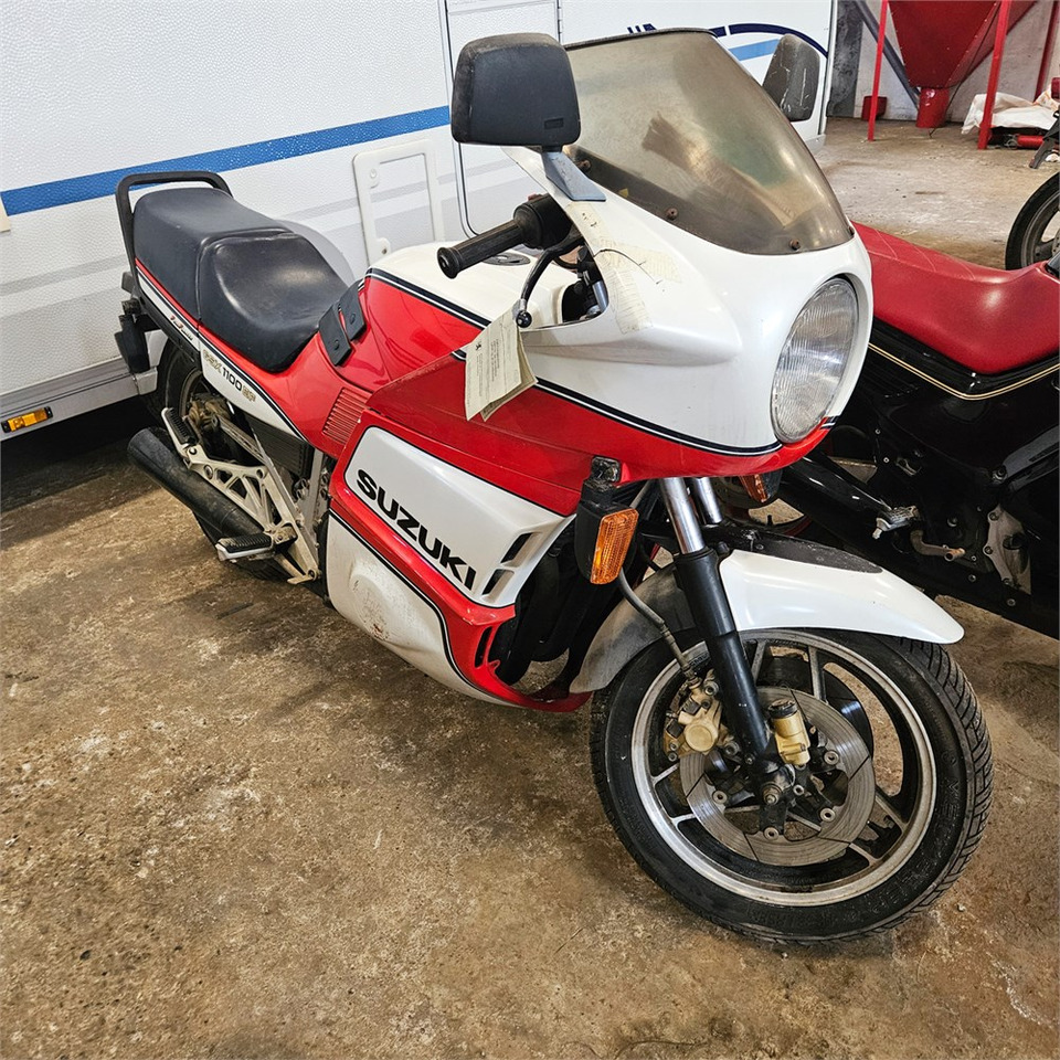 Suzuki GSX1100EF - Motocyclette: photos 1 Suzuki GSX1100EF - Motocyclette: photos 1