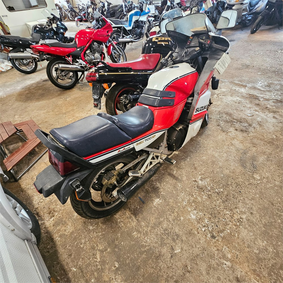 Suzuki GSX1100EF - Motocyclette: photos 3 Suzuki GSX1100EF - Motocyclette: photos 3