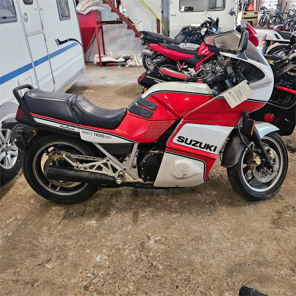 Suzuki GSX1100EF - Motocyclette: photos 2 Suzuki GSX1100EF - Motocyclette: photos 2
