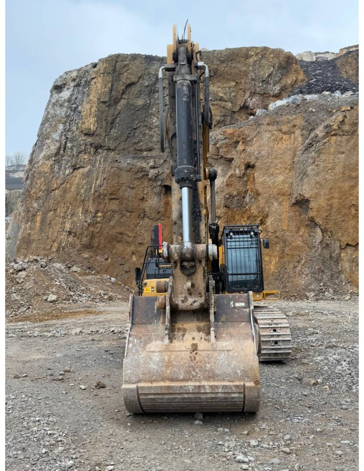 Pelle sur chenille CAT 374-07: photos 8