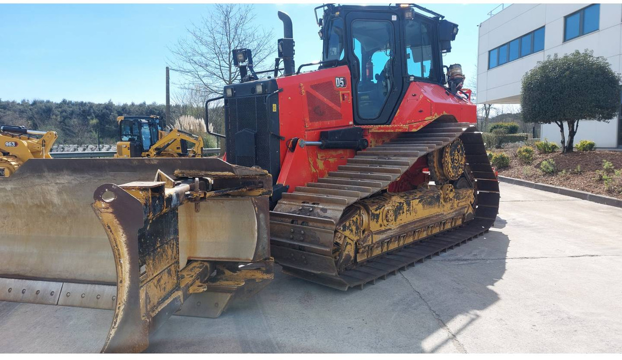 CAT D5 - Bulldozer: photos 1 CAT D5 - Bulldozer: photos 1