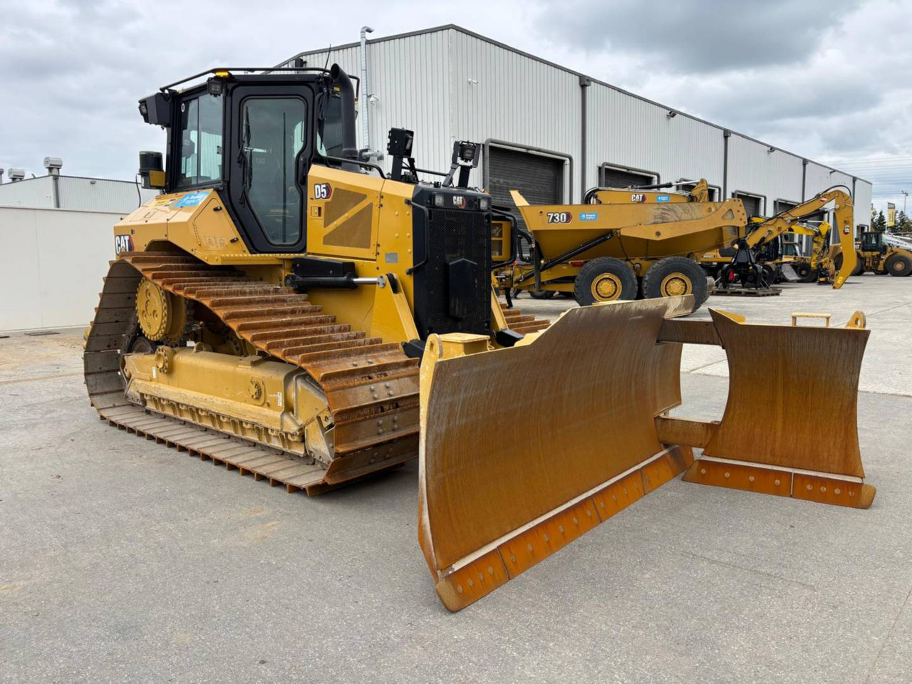 CAT D5 - Bulldozer: photos 1 CAT D5 - Bulldozer: photos 1