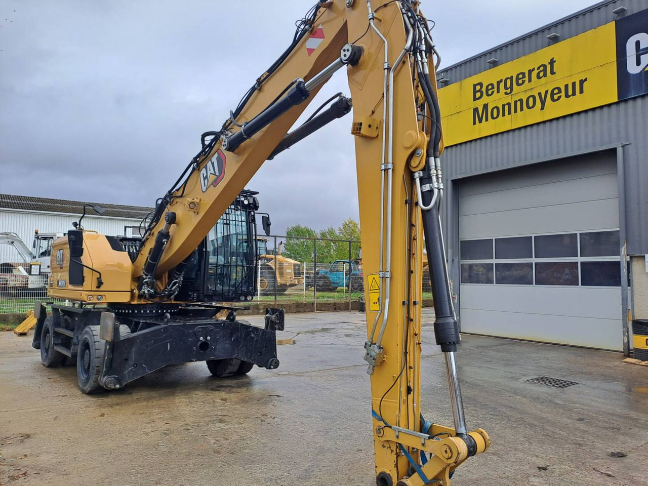 CAT MH3024 - Pelle sur pneus: photos 2 CAT MH3024 - Pelle sur pneus: photos 2