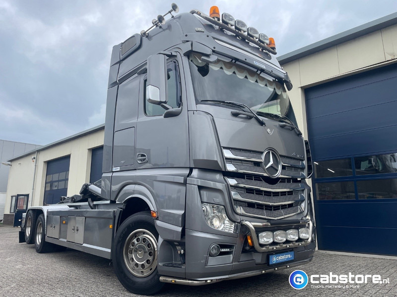 Mercedes-Benz Actros 3363 6x2 Containersysteem - Euro 6 - Bouwjaar 2014 - VDL 21 Ton Haakarmsysteem - 630 Pk Euro 6 - NL Truck - Camion ampliroll: photos 1 Mercedes-Benz Actros 3363 6x2 Containersysteem - Euro 6 - Bouwjaar 2014 - VDL 21 Ton Haakarmsysteem - 630 Pk Euro 6 - NL Truck - Camion ampliroll: photos 1