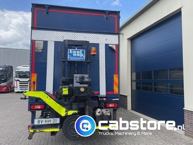 Volvo FM9 4X2R FAL9.0 RAD-A4 Volvo FM300 4x2 Euro 5 bakwagen - Schuifzeilen - Laadklep 2000 kg - Bouwjaar 2008 - Kooi-Aap heftruck - Fourgon grand volume: photos 4 Volvo FM9 4X2R FAL9.0 RAD-A4 Volvo FM300 4x2 Euro 5 bakwagen - Schuifzeilen - Laadklep 2000 kg - Bouwjaar 2008 - Kooi-Aap heftruck - Fourgon grand volume: photos 4