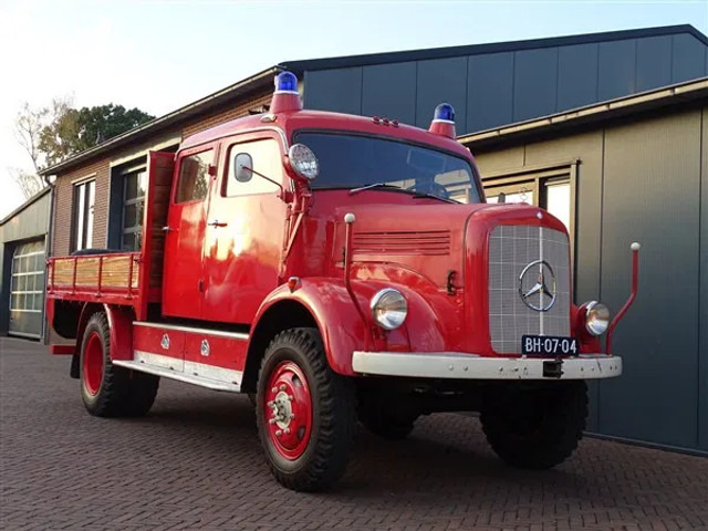 Mercedes-Benz LP 1117 4x4 TURBO Motor Brandweerauto Vw motor met Waterpomp in openlaadbak - Camion de pompier: photos 1 Mercedes-Benz LP 1117 4x4 TURBO Motor Brandweerauto Vw motor met Waterpomp in openlaadbak - Camion de pompier: photos 1