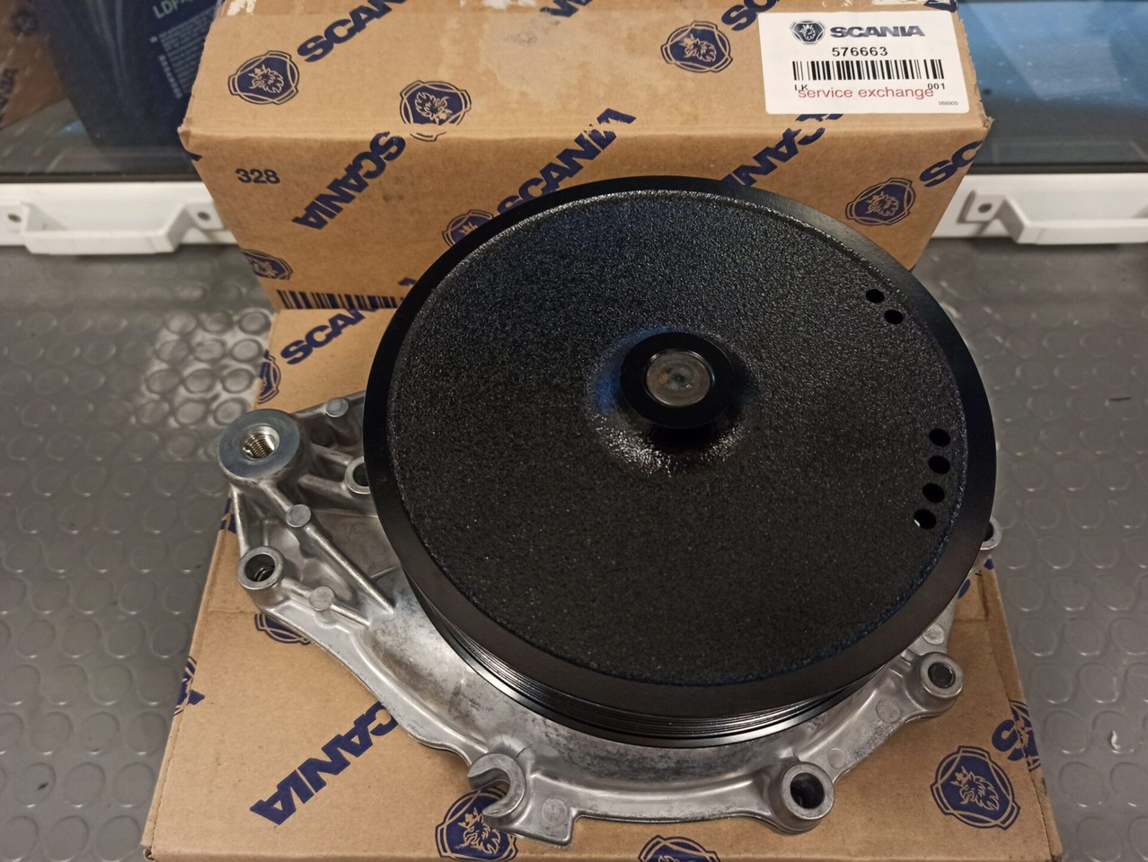 SCANIA COOLANT PUMP - 576663 - Pompe à liquide de refroidissement pour Camion: photos 1 SCANIA COOLANT PUMP - 576663 - Pompe à liquide de refroidissement pour Camion: photos 1