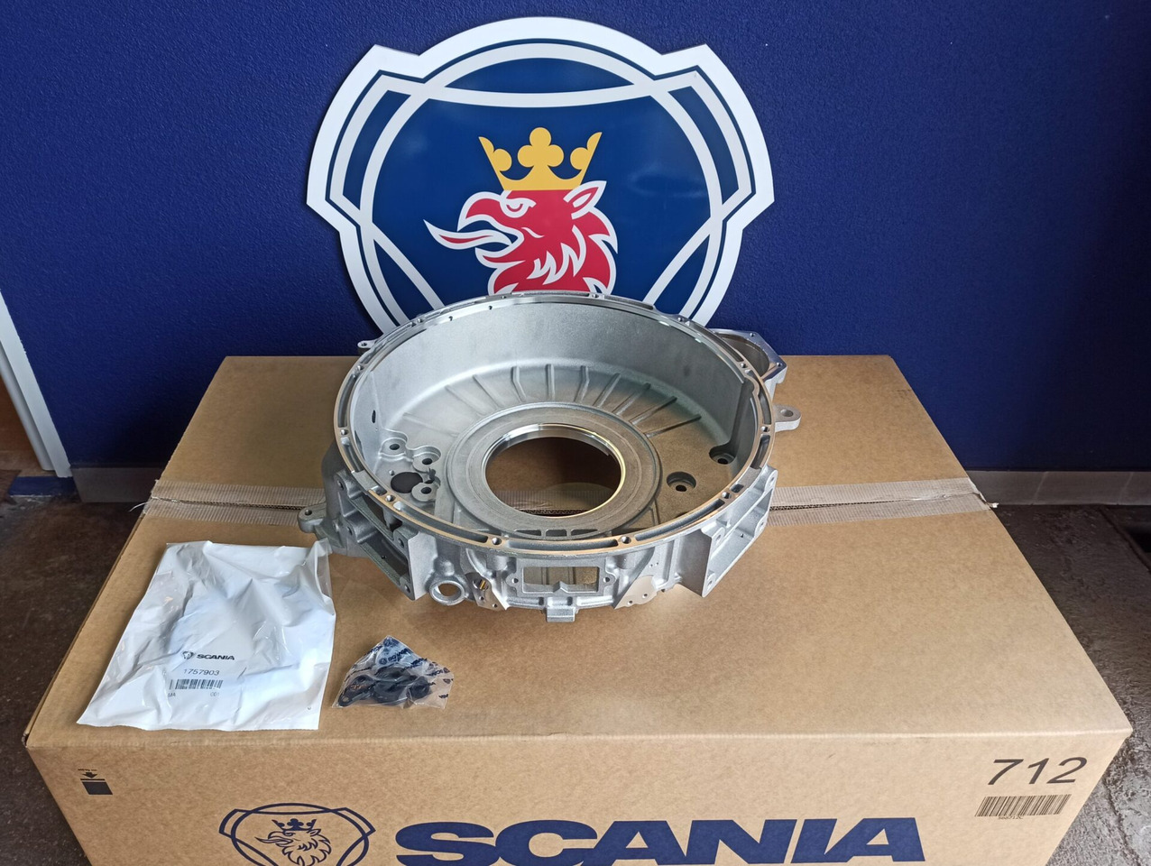 SCANIA FLYWHEEL HOUSING 2281776 - Moteur et pièces pour Camion: photos 1 SCANIA FLYWHEEL HOUSING 2281776 - Moteur et pièces pour Camion: photos 1