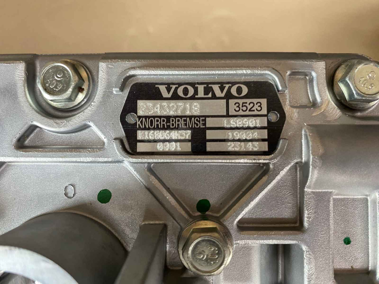 VOLVO AIR COMPRESSOR 23432718 - Compresseur pour Camion: photos 2 VOLVO AIR COMPRESSOR 23432718 - Compresseur pour Camion: photos 2