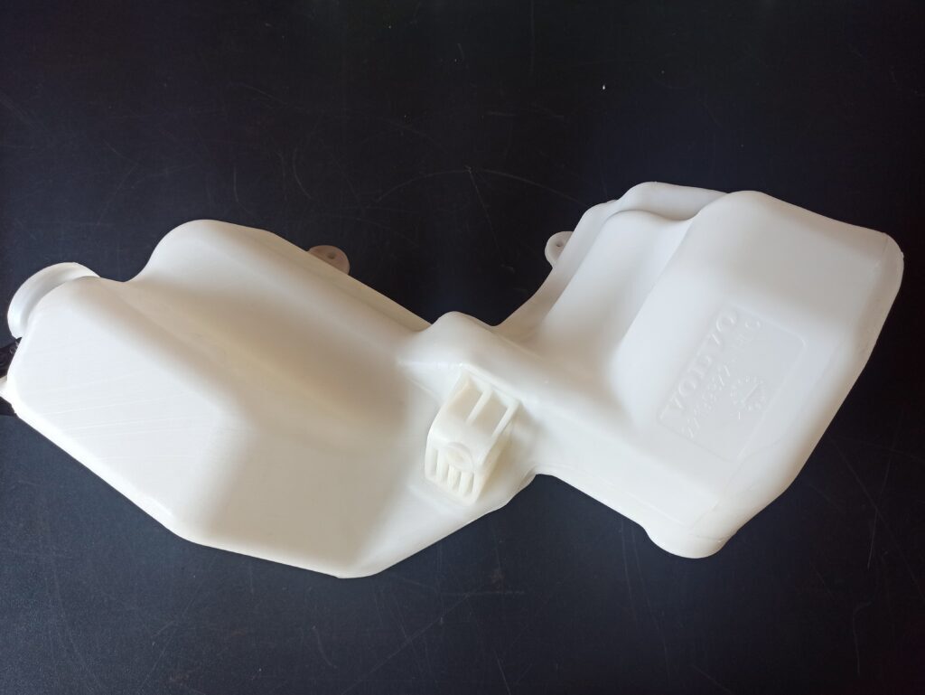 VOLVO WASHER FLUID RESERVOIR 22199322 - Cabine et intérieur pour Camion: photos 1 VOLVO WASHER FLUID RESERVOIR 22199322 - Cabine et intérieur pour Camion: photos 1