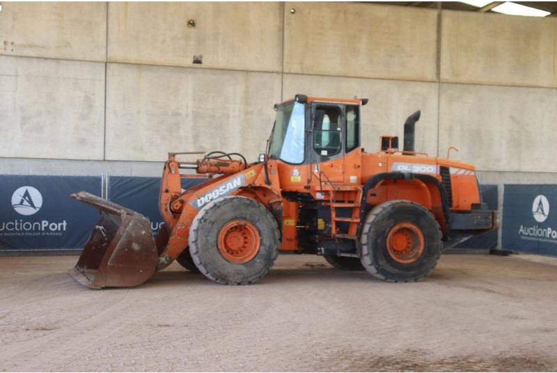 Doosan DL300 - Chargeuse sur pneus: photos 1 Doosan DL300 - Chargeuse sur pneus: photos 1