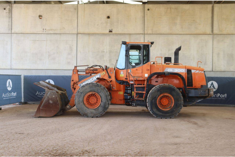Doosan DL300 - Chargeuse sur pneus: photos 2 Doosan DL300 - Chargeuse sur pneus: photos 2