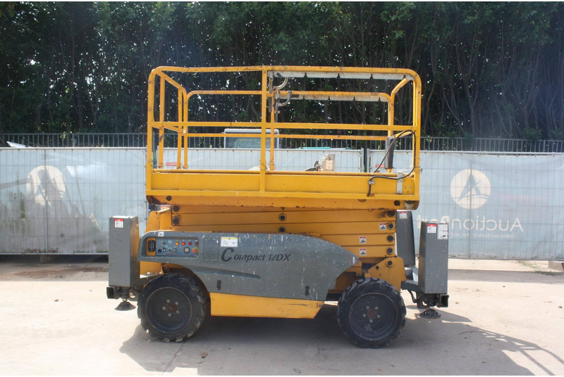 Haulotte COMPACT 12DX - Nacelle ciseaux: photos 4 Haulotte COMPACT 12DX - Nacelle ciseaux: photos 4