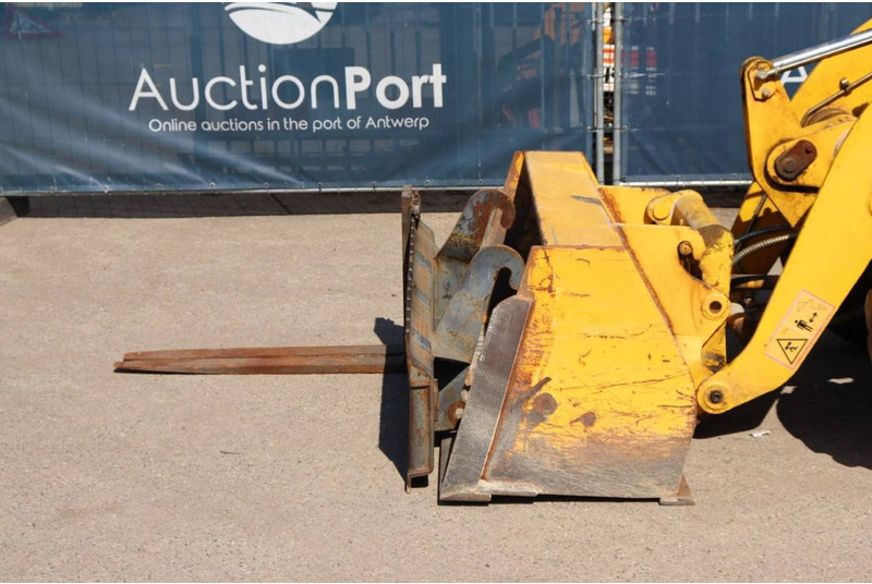 Tractopelle Komatsu WB 70 A: photos 12