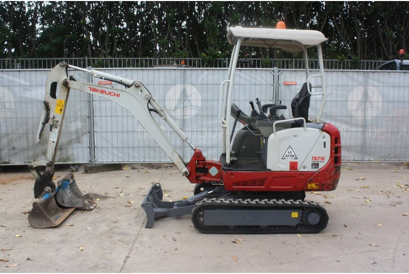 Takeuchi TB216 - Mini pelle: photos 1 Takeuchi TB216 - Mini pelle: photos 1