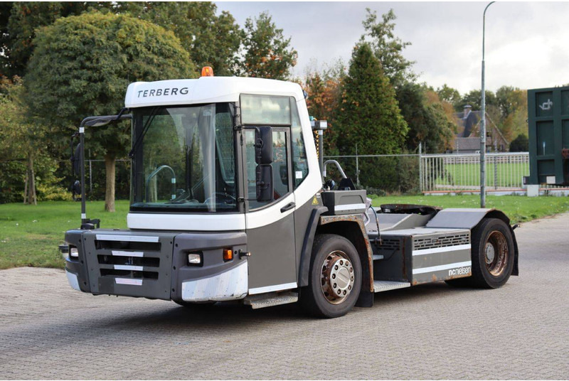 Tracteur portuaire Terberg DT183 Mega: photos 10 Tracteur portuaire Terberg DT183 Mega: photos 10